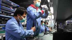 Un grupo de trabajadores en una fbrica de Pekin encarga de reparaciones electrnicas. / EP