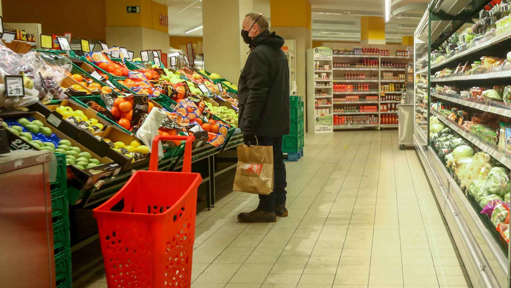 Una persona hace la compra en un supermercado. / EP