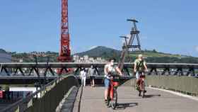 Usuarios de bicis elctricas en Bilbao. / Ayuntamiento de Bilbao