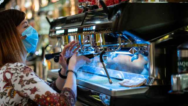 Una camarera en un bar de Vitoria durante su jornada laboral. / EP