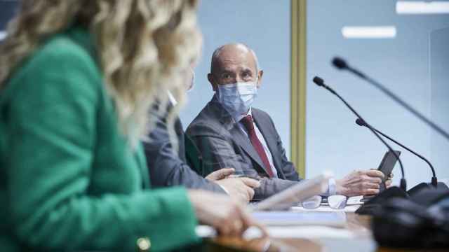 El consejero de Seguridad, Josu Erkoreka, este lunes en el Parlamento vasco. IREKIA