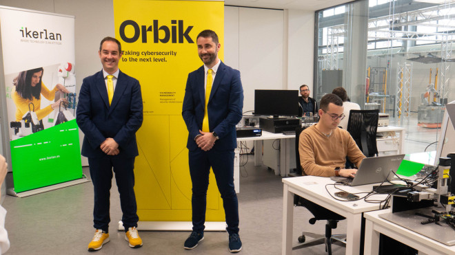 El CEO de Orbik Cybersecurity, Salvador Trujillo, y y el director general de Ikerlan, Ion Etxeberria. / Ikerlan