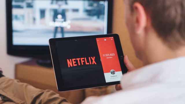 Un usuario abre Netflix en su tablet / Unsplash