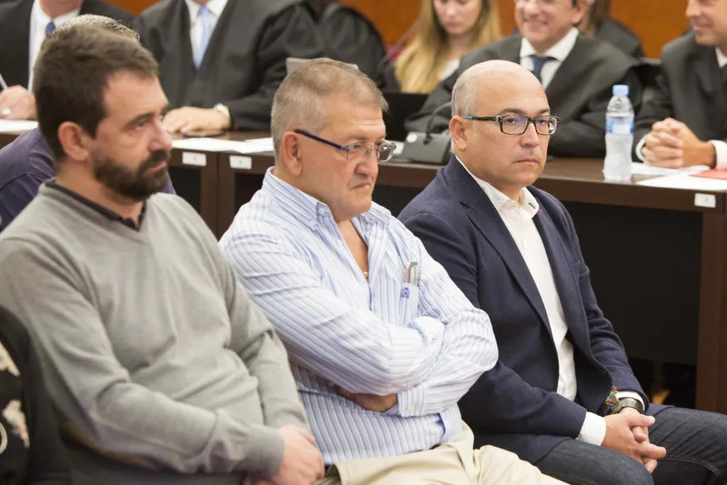 Koldo Otxandiano, Aitor Telleria y Alfredo de Miguel, durante el juicio en la Audiencia de Álava en 2019 / David Aguilar (EFE)