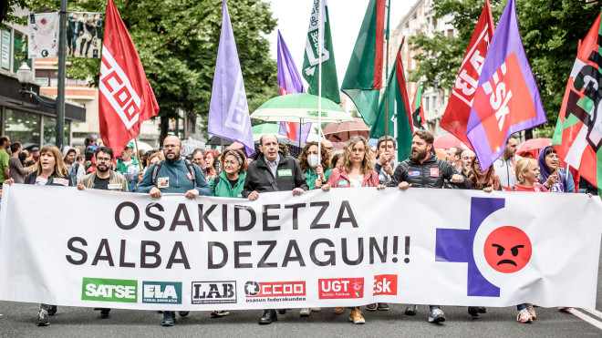 Manifestación en Bilbao convocada por los sindicatos de Osakidetza. / EFE