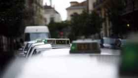 Un grupo de taxis esperando clientes en una parada / EUROPA PRESS