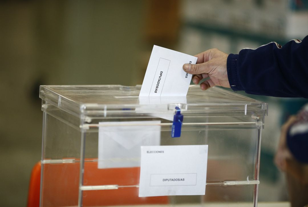 Una persona introduce su voto en la urna durante unas elecciones en el País Vasco. / EP