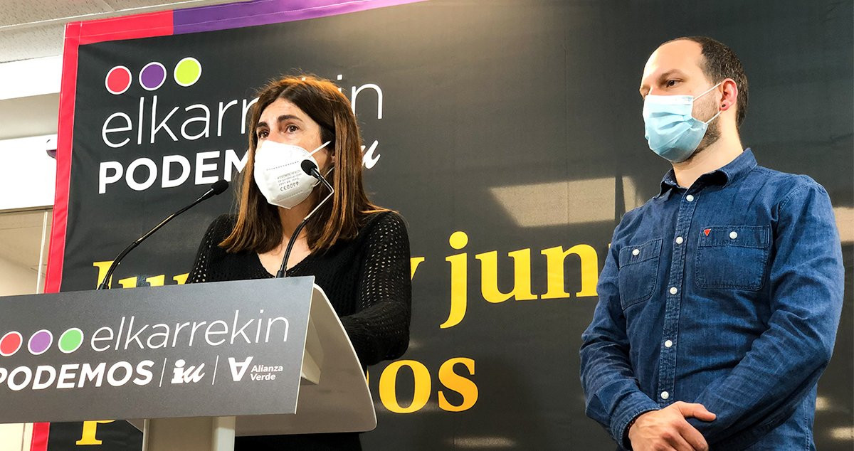 Miren Gorrotxategi (Podemos) e Iñigo Martínez Zatón (IU) anuncian el fin de la concertación universal en la escuela vasca / EUROPA PRESS