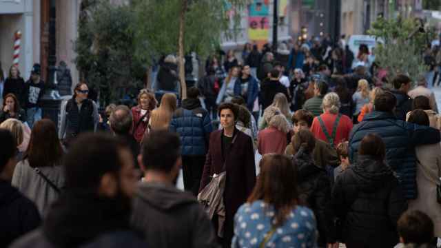 Varias personas realizan sus compras navideas. / EP