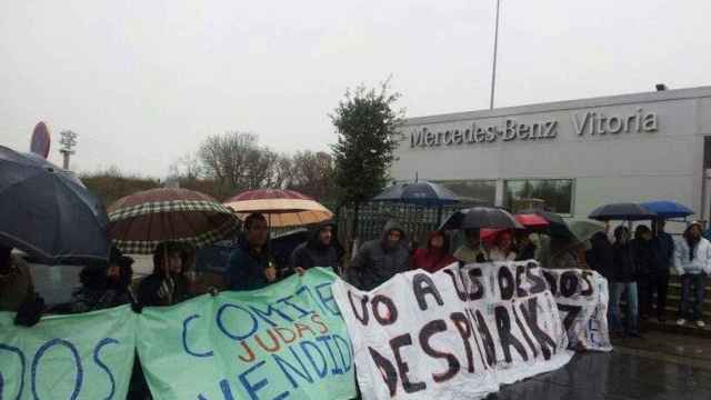 Sindicalistas de ELA frente a la factora de Mercedes en Vitoria./ ELA