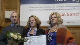 La presidenta de Covite, Consuelo Ordoez, junto a familiares de Juncal Snchez, premiada a ttulo pstumo. / EFE