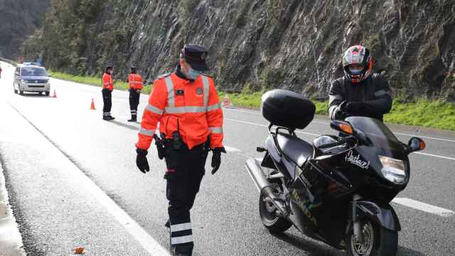 Un motorista en un carretera vasca./ Irekia