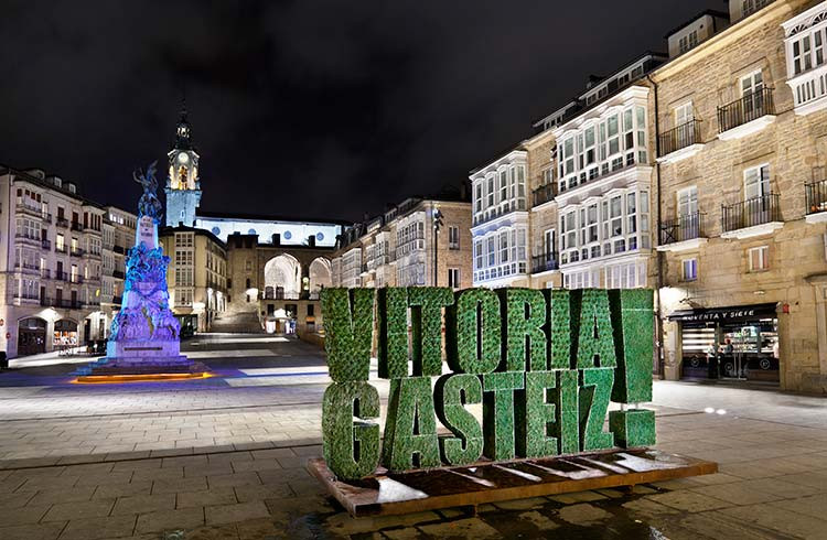 Plaza de la Virgen Blanca de Vitoria por la noche./ Turismo Vitoria-Gasteiz