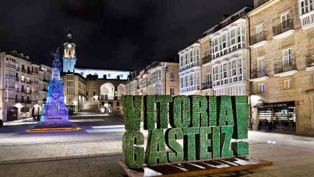 Plaza de la Virgen Blanca de Vitoria por la noche./ Turismo Vitoria-Gasteiz