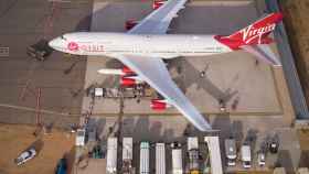 Boenig 737 de Virgin cargado con el cohete lanzador del satlite. / Virgin Orbit