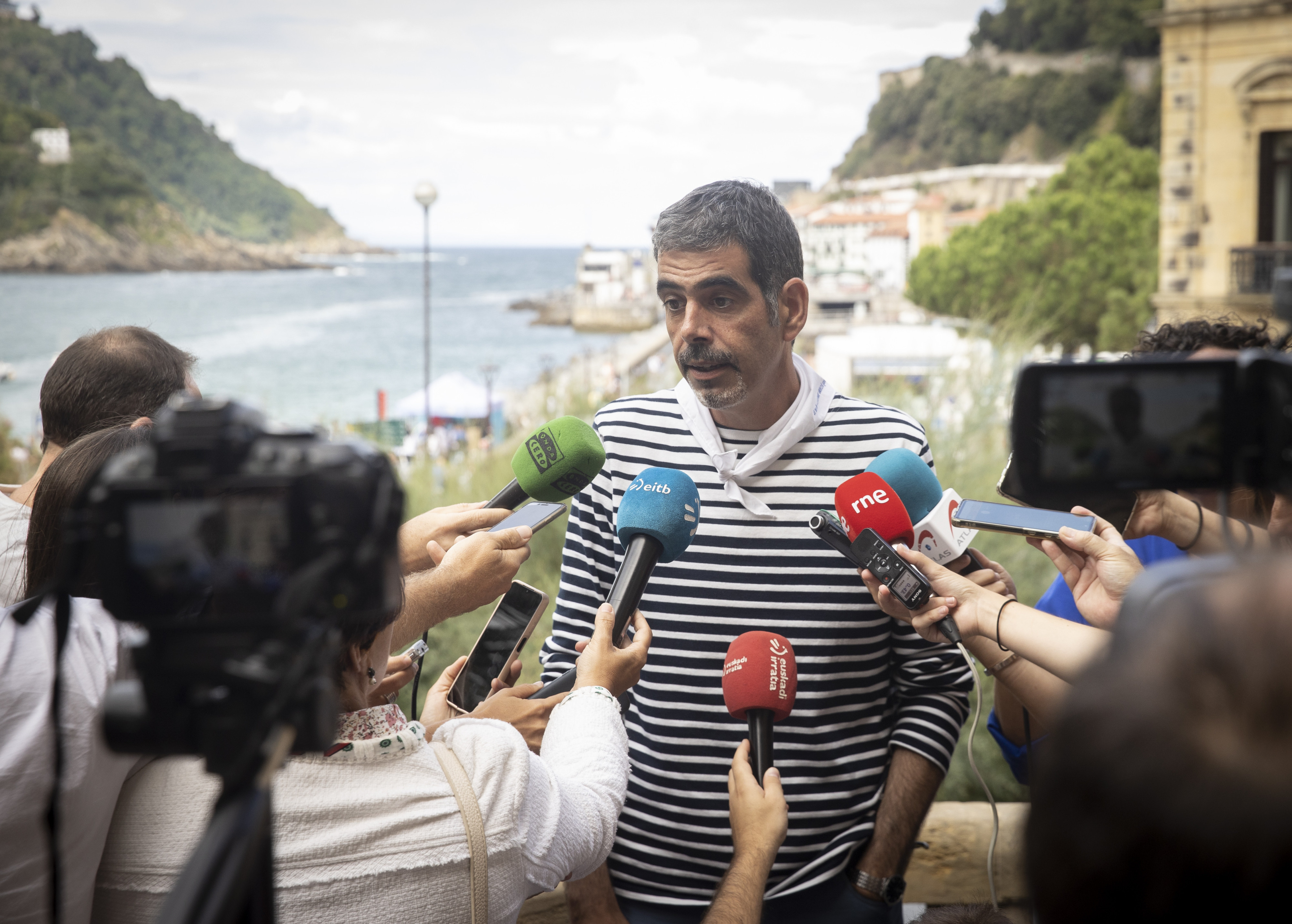 El alcalde de San Sebastián, Eneko Goia, atiende a los medios de comunicación / Javier Etxezarreta (EFE)