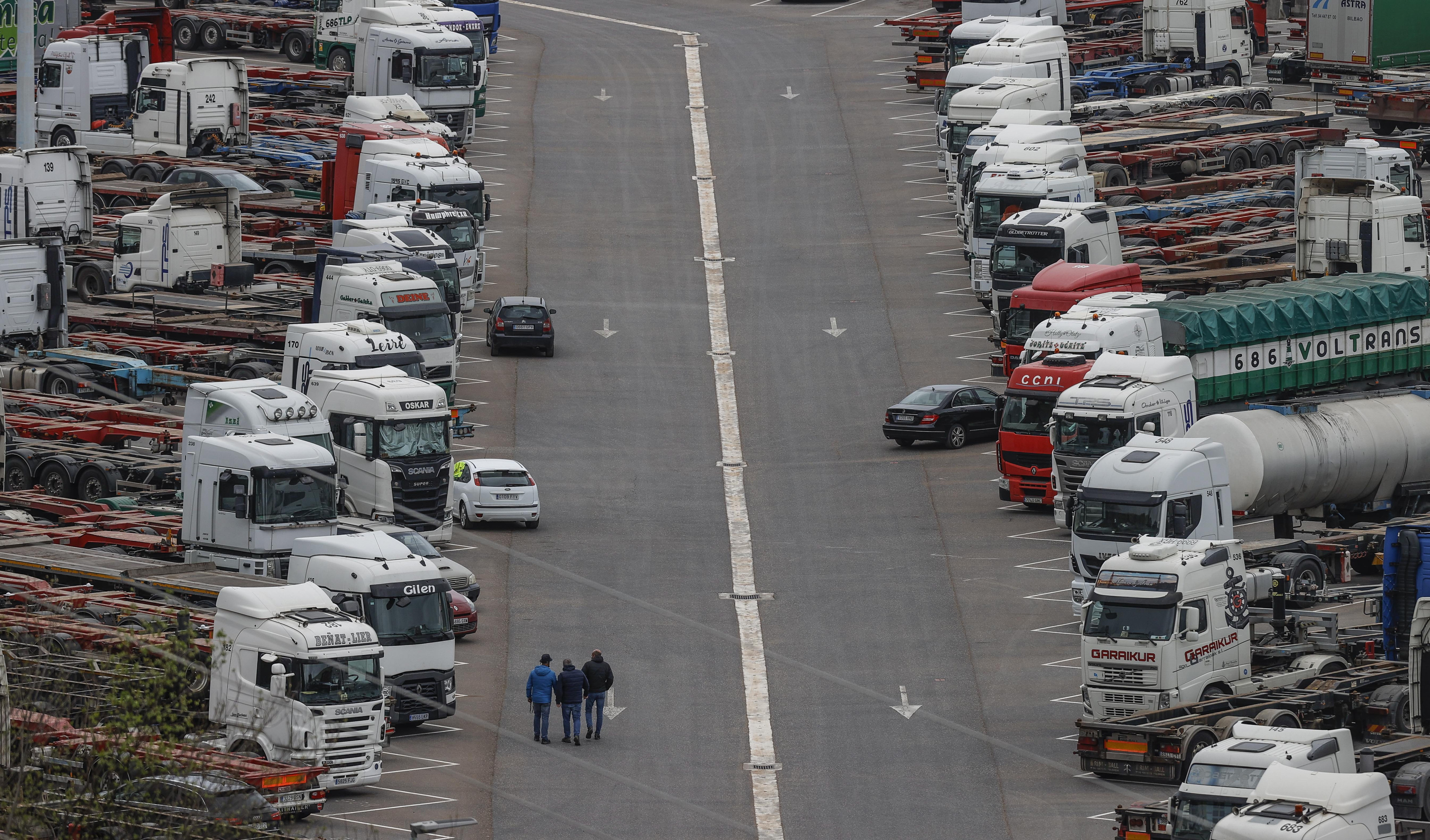 Camiones parados en el Puerto de Bilbao / Miguel Toña (EFE)
