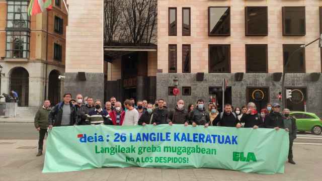 Movilizacin de los trabajadores de Deia contra el despido de 26 empleados en la imprenta de Boroa / ELA