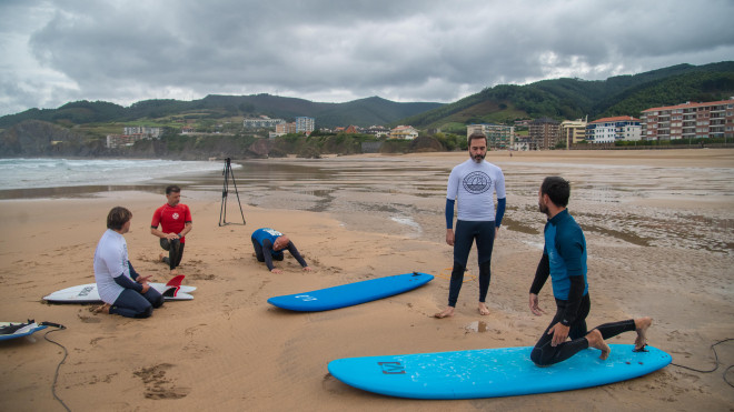 Txaber Trojaola fue el encargado de la 'masterclass' para celebrar el décimo aniversario de 'Surfing Euskadi' / Irekia