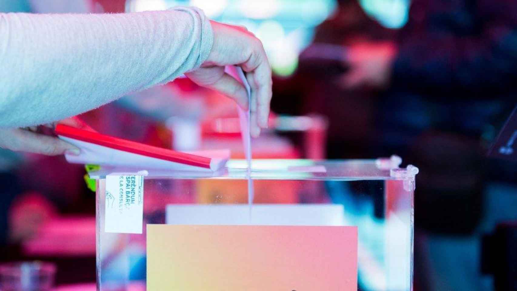 Una persona deposita un voto en una urna / FCB