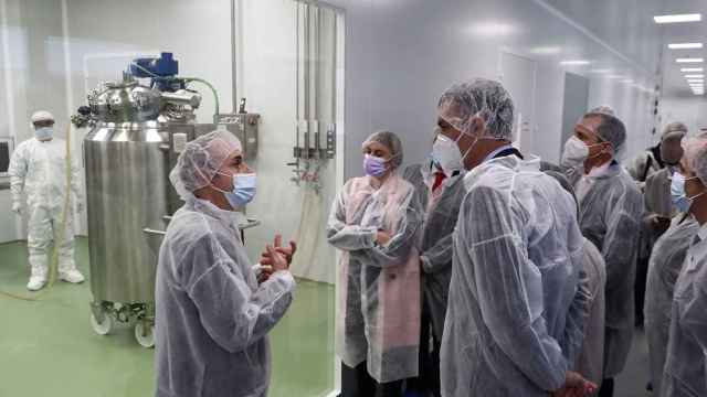 Pedro Snchez visita a las instalaciones de produccin de HIPRA, la empresa catalana que desarrolla la vacuna. / EP