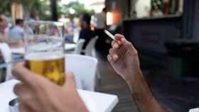 Una persona fumando en una terraza / EFE
