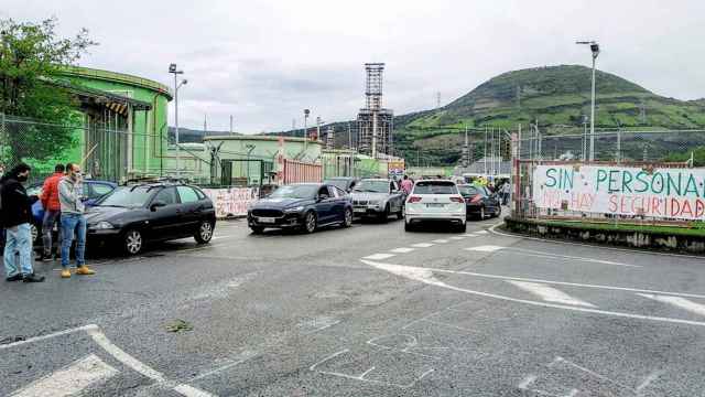 Caravana de coches ante refinera de Petronor en una imagen de archivo / EUROPA PRESS