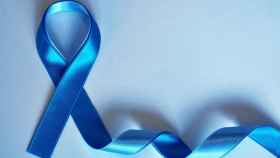 El lazo azul muestra la solidaridad y el impulso a la investigacin contra el cncer de prstata. / PIXABAY