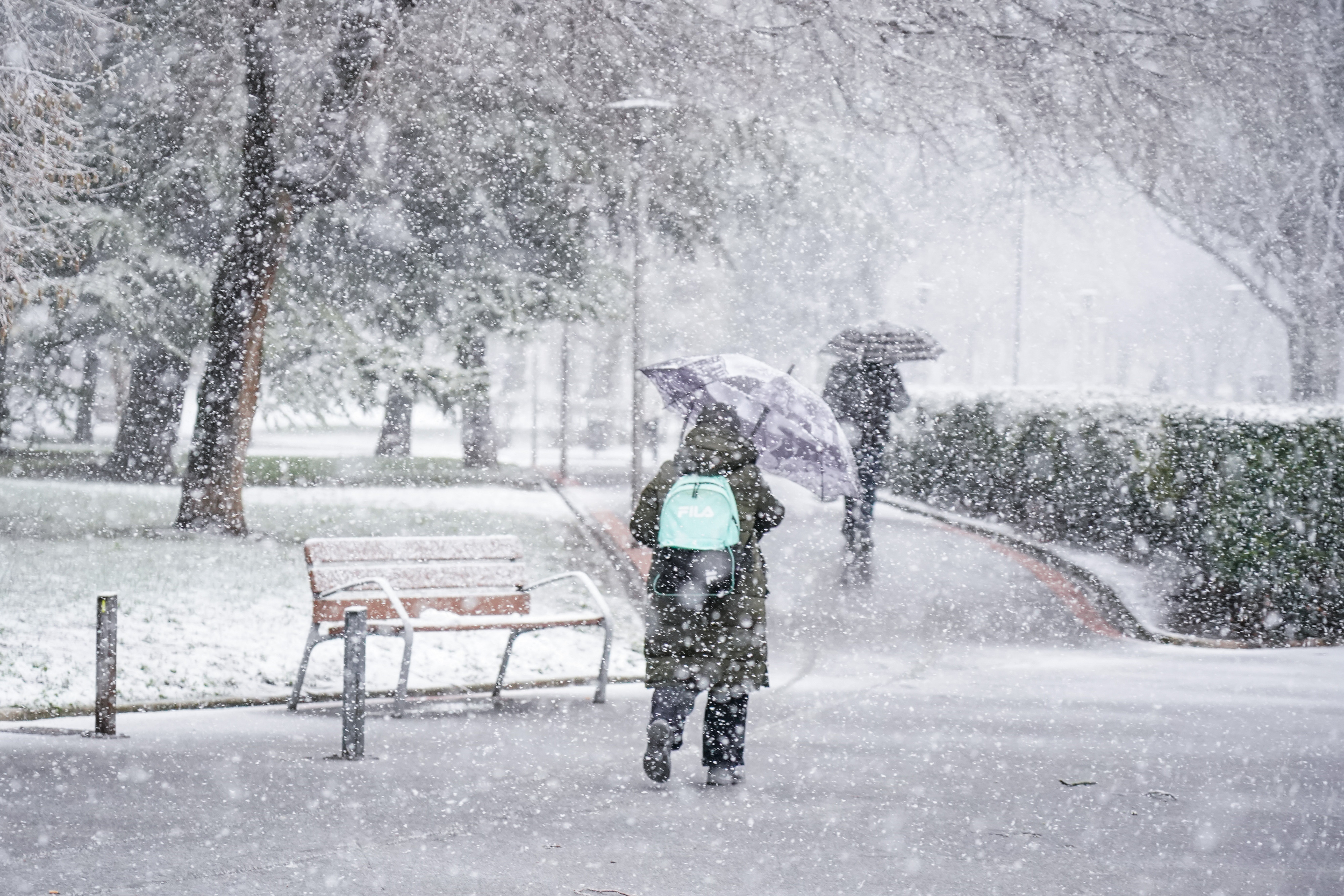 Una mujer se refugia de la nieve con un paraguas en Vitoria-Gasteiz. / EP