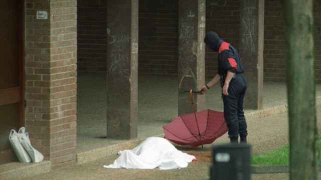 Imagen del asesinato del periodista Jos Luis Lpez de Lacalle a manos de ETA en el ao 2000.