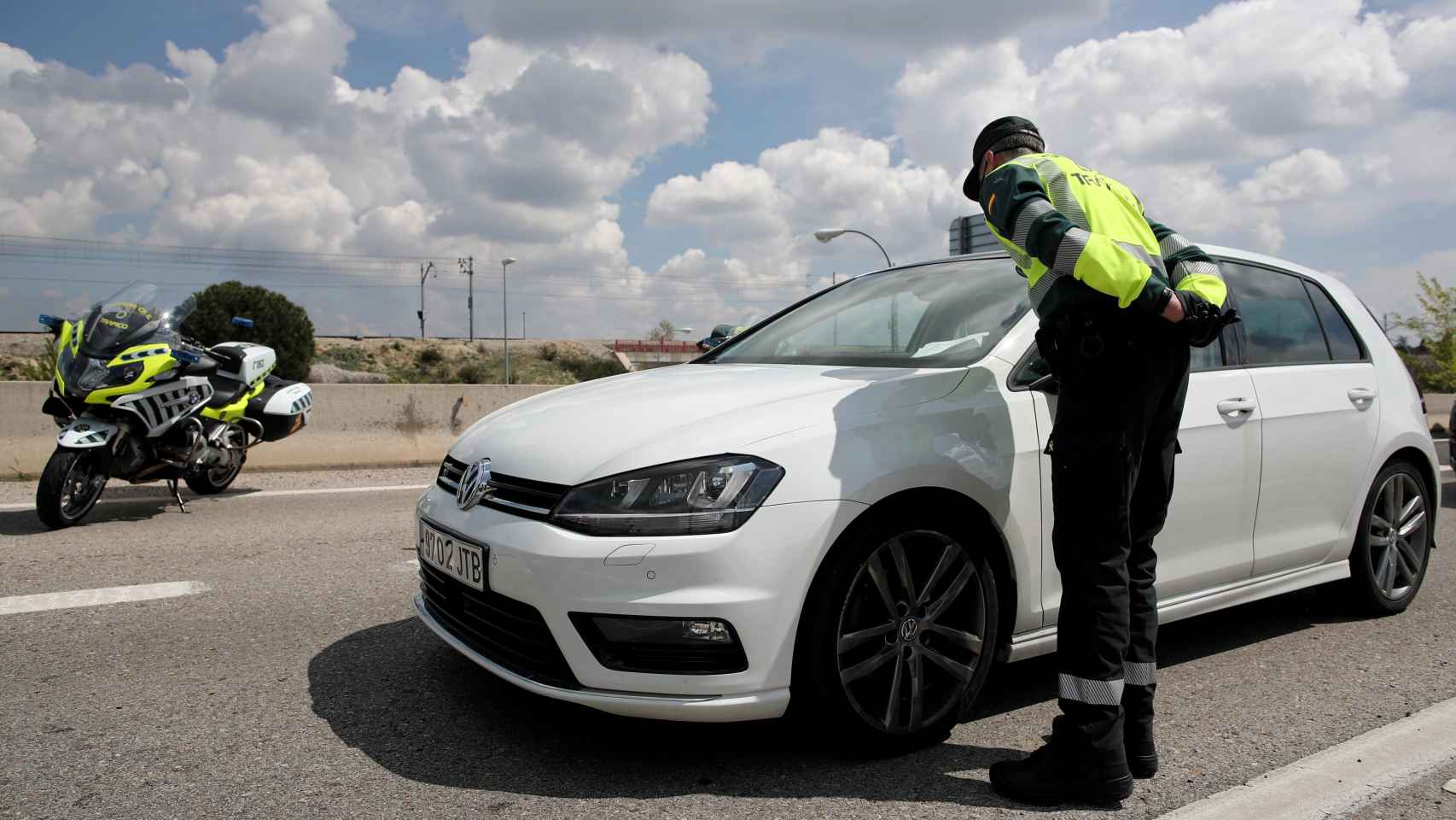 Un guardia civil se apresta a multar a un vehculo / EP
