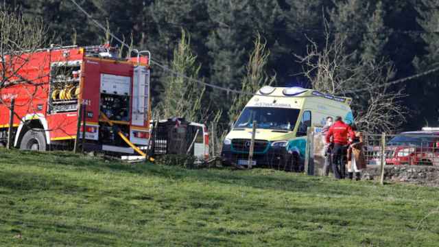 Bomberos y sanitarias, en el casero de Okondo que ha sufrido un incendio / EFE