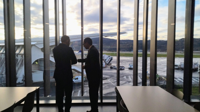 Denis Itxaso e Iván Grande en el nuevo edificio del aeropuerto. / CV