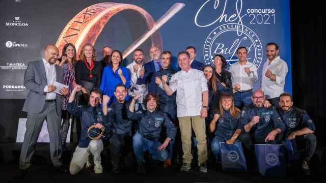 Foto de familia de un concurso gastronmico organizado por Balfeg, especializada en el negocio de atn, con Martn Berasategui / Twitter
