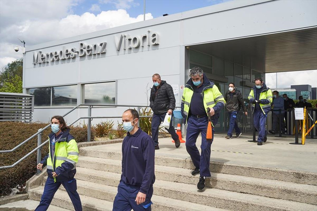 Trabajadores saliendo de la planta de Mercedes en Vitoria. / EFE