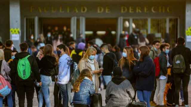 Jvenes frente a la Facultad. / EP