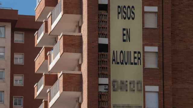Cartel de alquiler de viviendas en la fachada de un edificio./EuropaPress