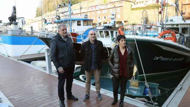 El director de Pesca del Gobierno vasco, Leandro Azkue, el presidente de las Cofradas de Gipuzkoa, Eugenio Elduayen, y la directora de Opegui, Miren Garmendia. / EFE