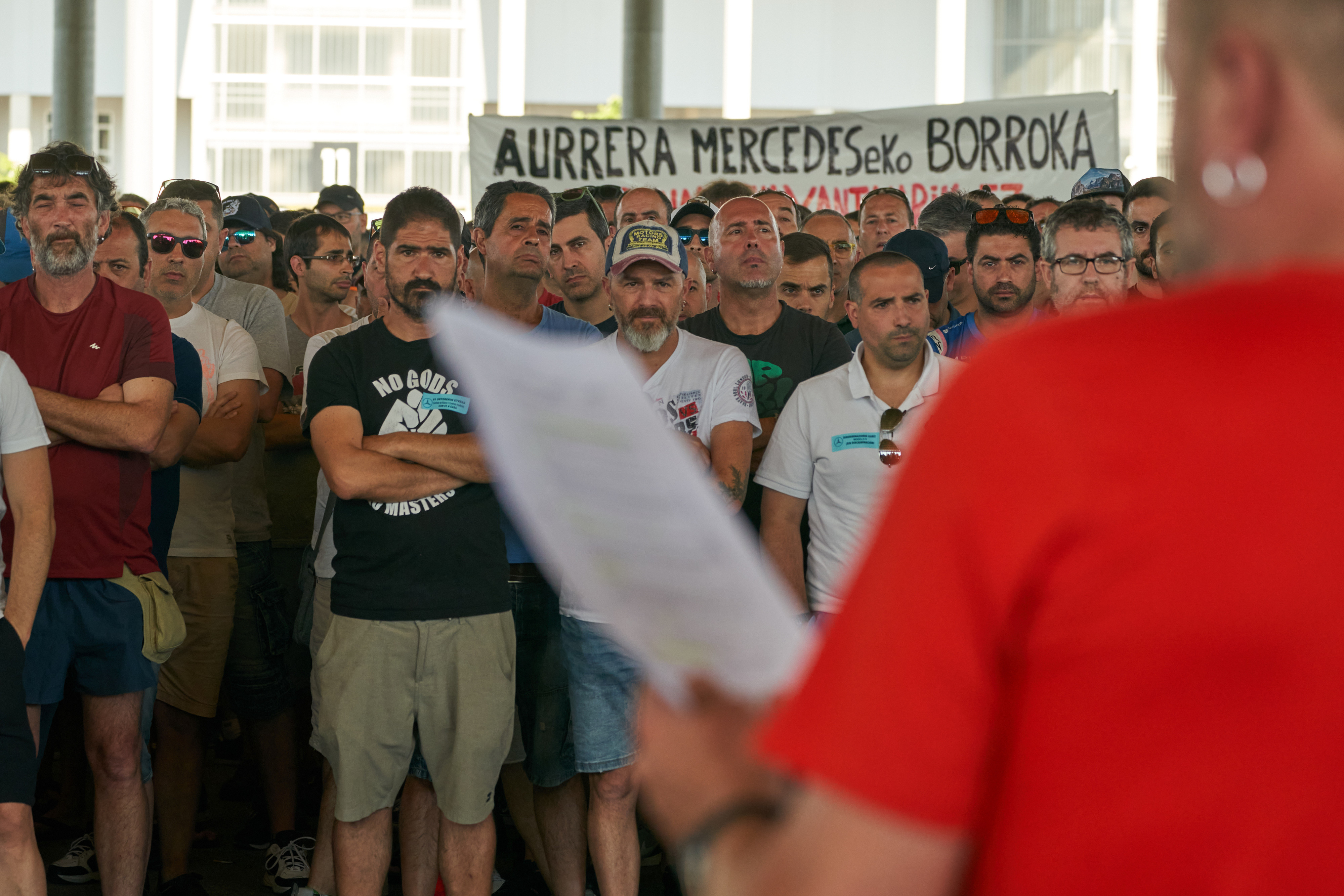 Trabajadores de Mercedes en una asamblea previa a la firma del convenio / L. Rico (EFE)