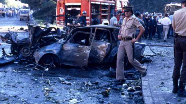 Un agente en el atentado del comando Espaa de ETA con un coche bomba en la Plaza de la Repblica Dominicana de Madrid, a 14 de julio de 1986, en Madrid. / EP