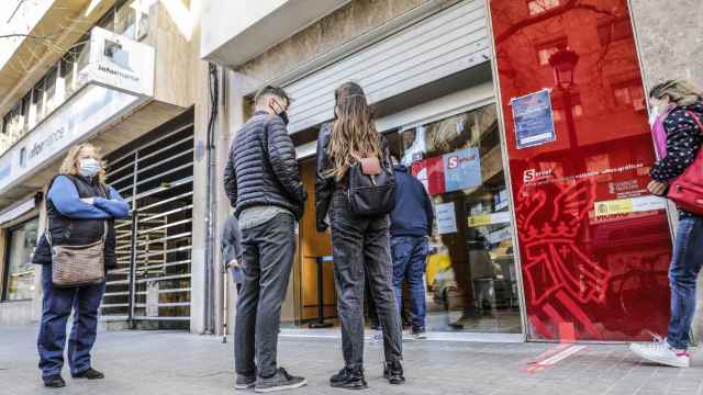 varias personas con cita previa esperan entrar en la oficina del INEM. /EP