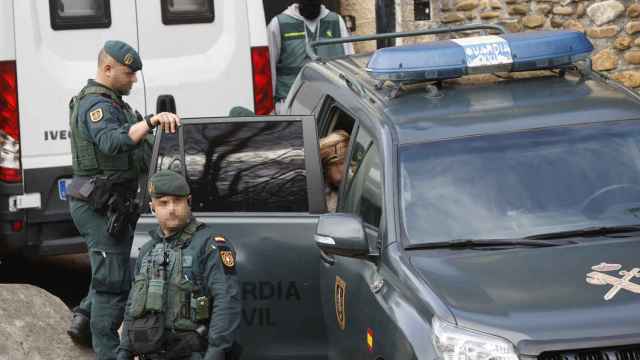 La Guardia Civil registra una vivienda y detiene a una mujer en el barrio bilbano de Zorroza en una operacin contra la trata de mujeres simultnea en varios municipios vizcanos / EFE