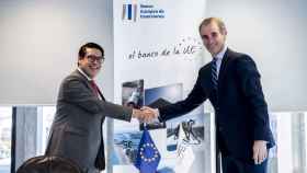 El vicepresidente del BEI, Ricardo Mourinho, en la firma del acuerdo con el director general de Elkargi, Zenn Vzquez./ Elkargi