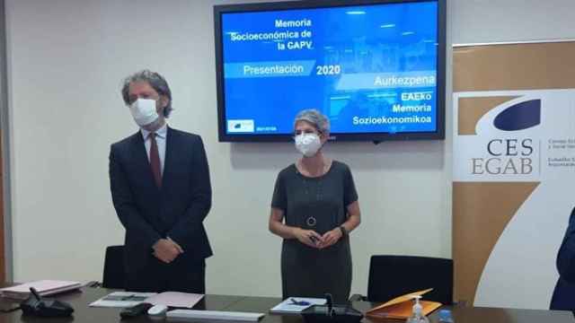 La presidenta del CES, Emilia Mlaga, y el profesor Jon Barrutia, en la presentacin del memoria. /CV