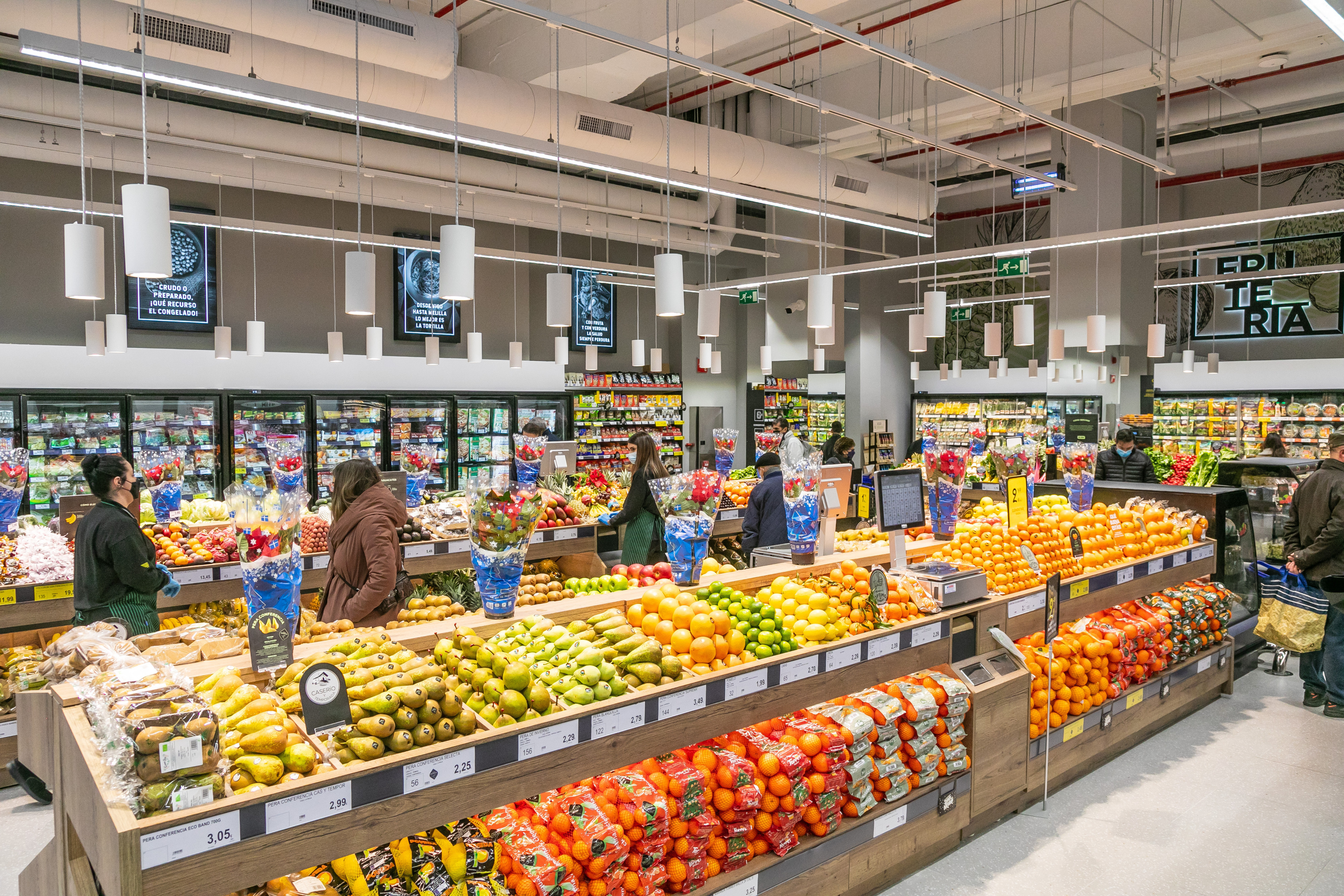 Líneales de fruta en un supermercado de BM / Grupo Uvesco