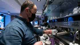 Un camarero sirve un caf en un local de hostelera de Vitoria-Gasteiz / EP