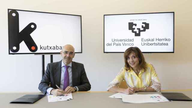 La rectora de la Universidad del Pas Vasco (UPV/EHU), Eva Ferreira, y el director general de Kutxabank, Eduardo Ruiz de Gordejuela. / UPV/EHU