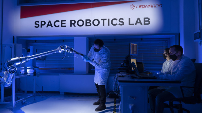 El brazo que recogerá las muestras del Perseverance en los laboratorios de Leonardo / ESA