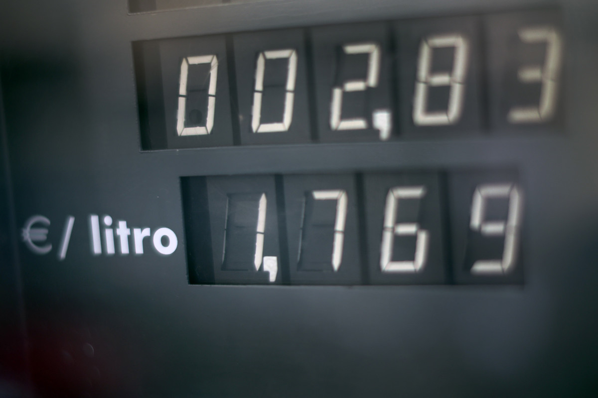 Detalle del precio del combustible en una gasolinera. / EFE
