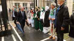 El lehendakari Urkullu, a su llegada en el Parlamento frente a miembros del Frente Polisario / David Aguilar (EFE)
